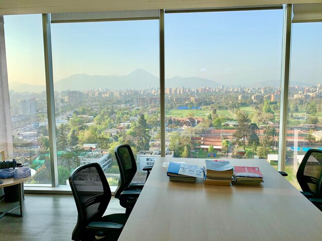 Foto vista di un edificio moderno vista attraverso una finestra di vetro