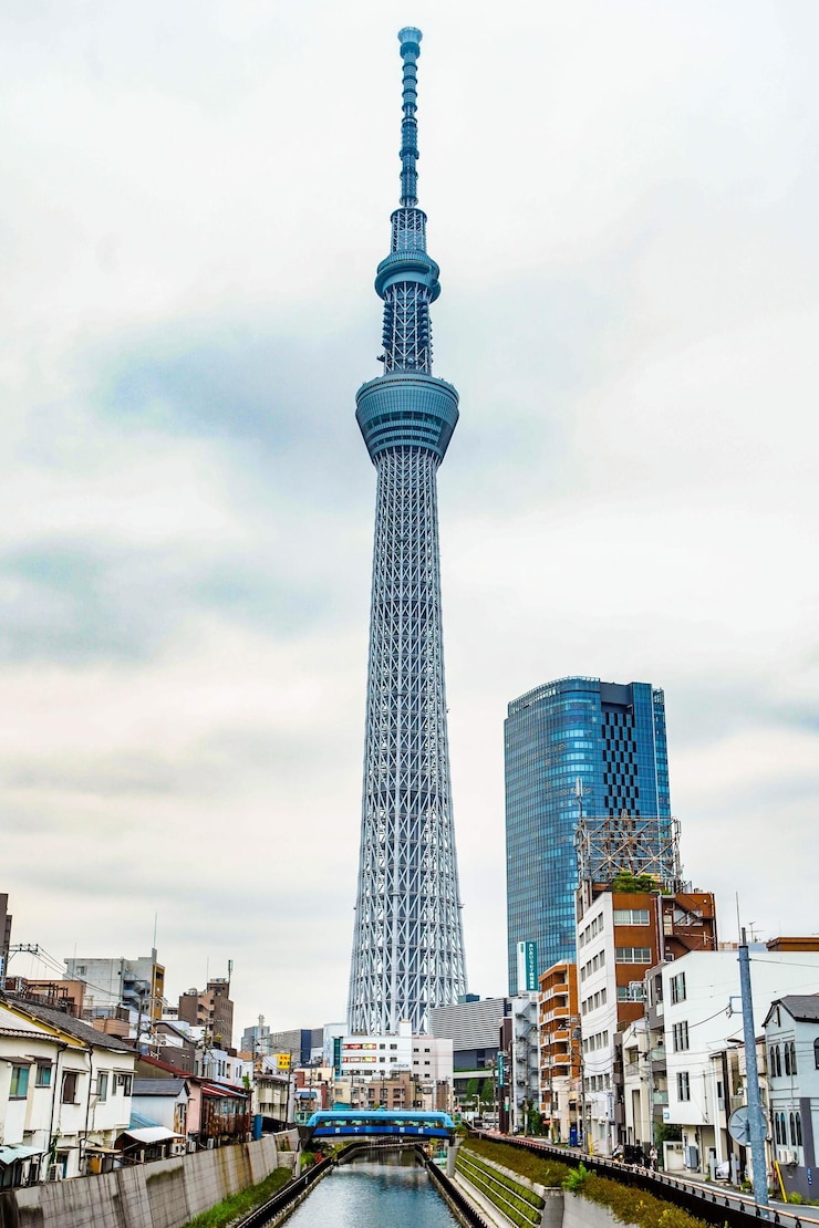 Photo 雲の空を背景に近代的な建物の景色