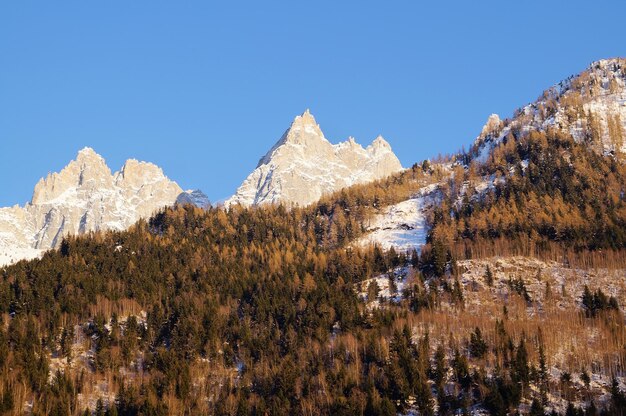 Foto vista del monte bianco dalle alpi dalla città di chamonix, in francia