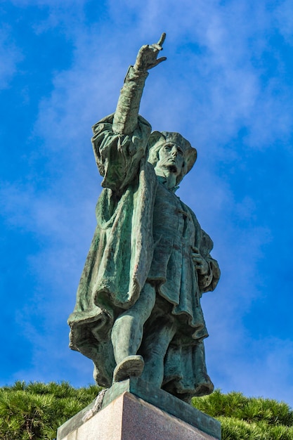 Vista al monumento a cristoforo colombo a rapallo, italia