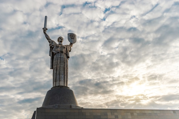 Вид на памятник Родина в Киеве Украина во время заката