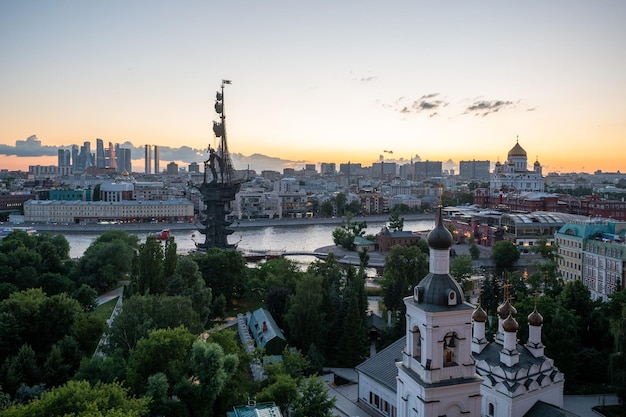 Photo view of the monument to peter the great by zurab tsereteli in the center of the russian capital