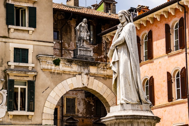 이탈리아 베로나(Verona)의 시뇨리 광장(Piazza dei Signori)에 있는 시인 단테 알리기에리(Dante Alighieri) 기념비에서 보기