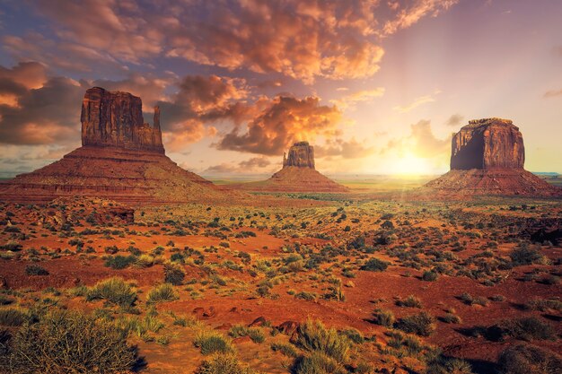 Vista della monument valley sotto il cielo blu, usa