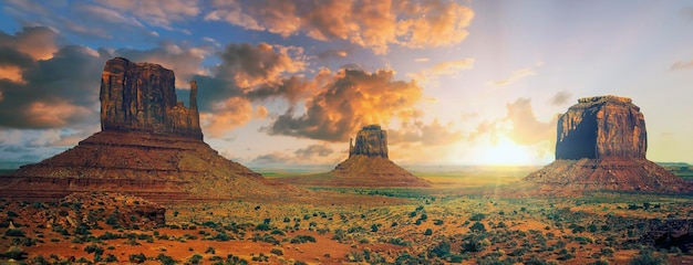 Vista della monument valley sotto il cielo blu