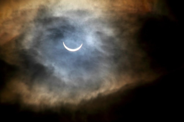 Foto vista della luna in un cielo nuvoloso