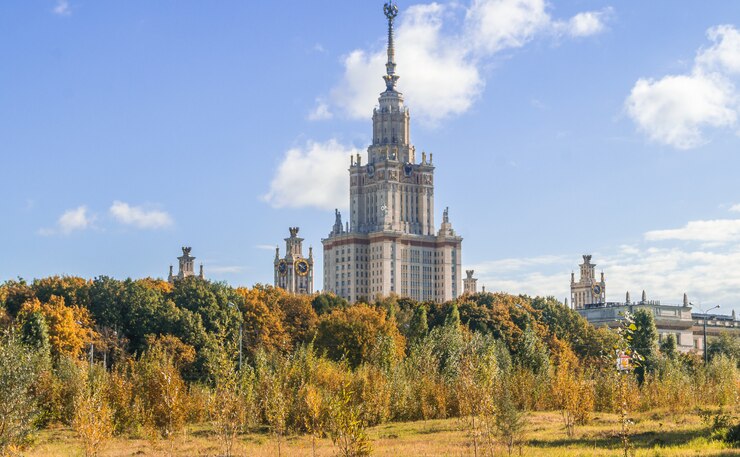 Фотография вид части мгу им. м.в. ломоносова осенью.