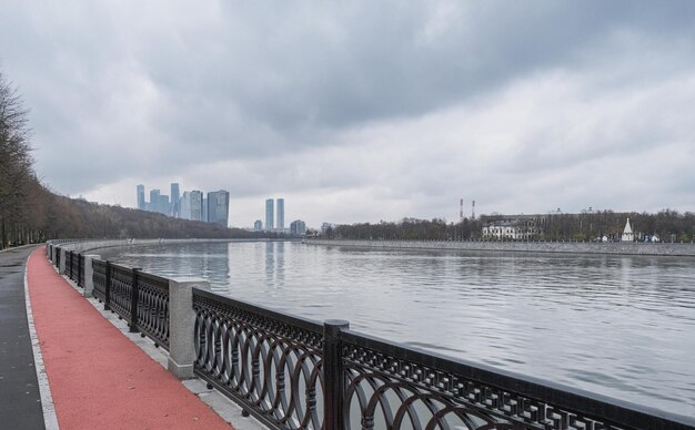 雨天の秋に堤防からモスクワ川の景色