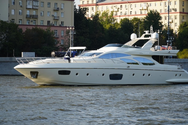 Photo view of moscow river with cruise boat in moscow russia