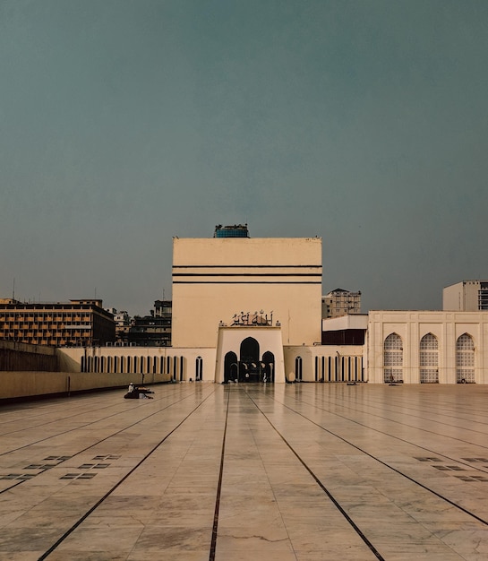 Vista della moschea contro il cielo in città