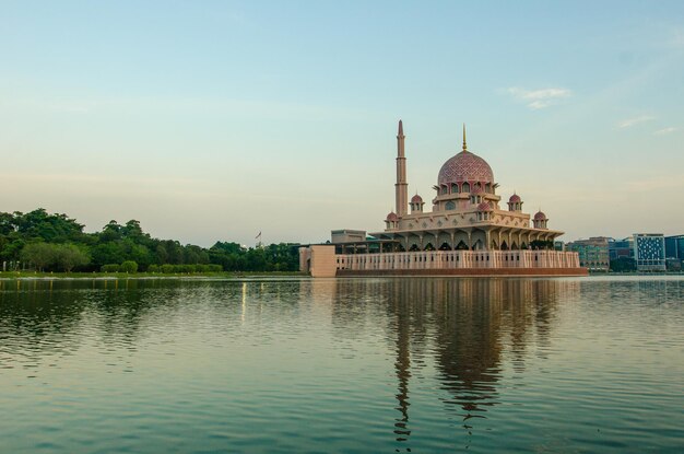 Foto vista della moschea sul lago contro il cielo durante il tramonto