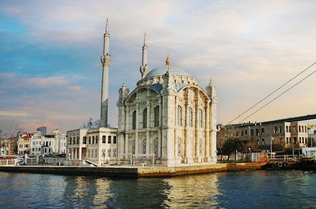 Una vista di una moschea sull'acqua