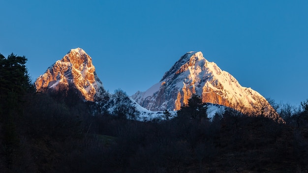 Ushba 산의 보기입니다. Ushba는 조지아의 Svaneti 지역에 위치한 코카서스 산맥에서 가장 주목할만한 봉우리 중 하나입니다. 여행하다.