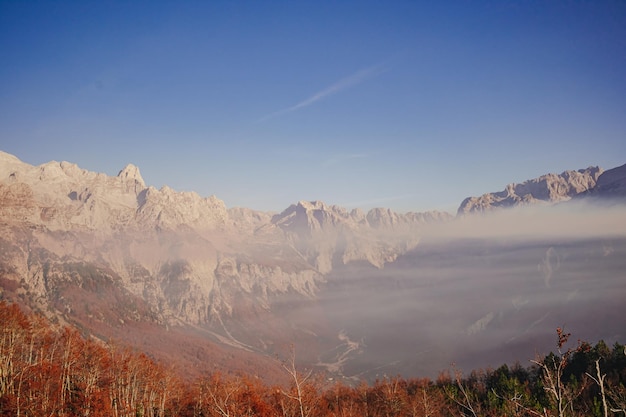 Vista della montagna sopra le nuvole sulla strada per l'albania