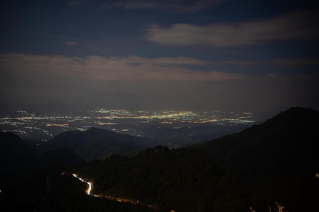 Angkang Chiang Mai Thailand의 산과 언덕의 밤 전망