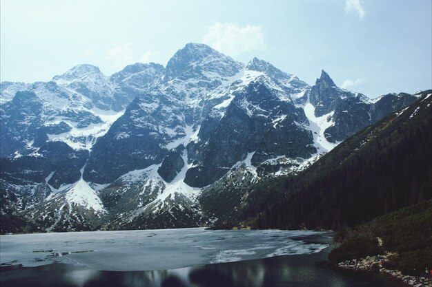 Foto vista del lago di montagna con il ghiaccio