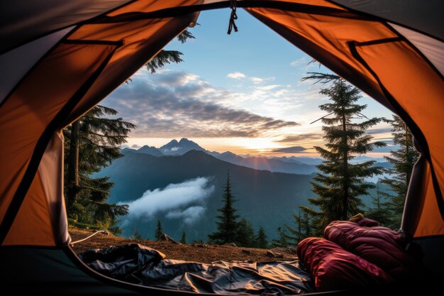 오픈된 텐트에서 보이는 산의 풍경