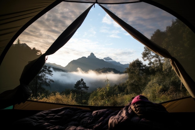 オープンテントから眺める山の風景