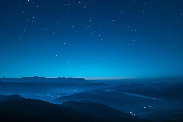 Photo a view of a mountain range at night