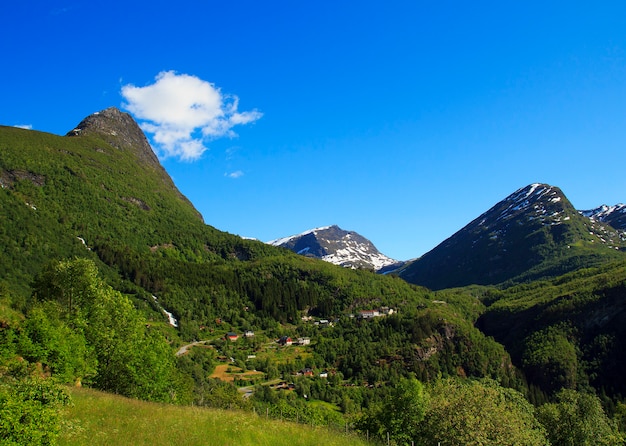Вид на горную дорогу и деревню в Гейрангер, Норвегия