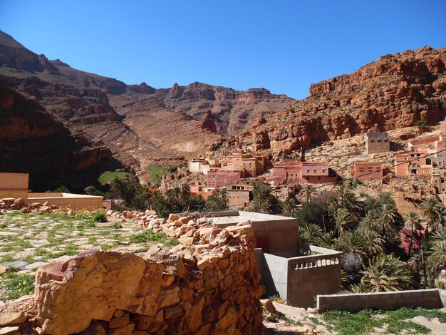 Foto vista sulla montagna del sud del marocco canyon città cielo blu