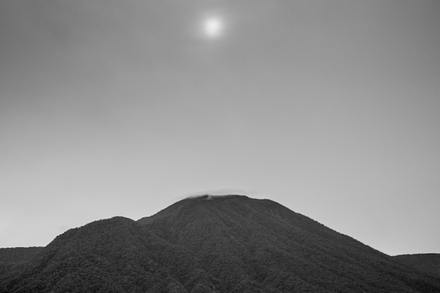 산과 그 위에 빛나는 태양의 전망