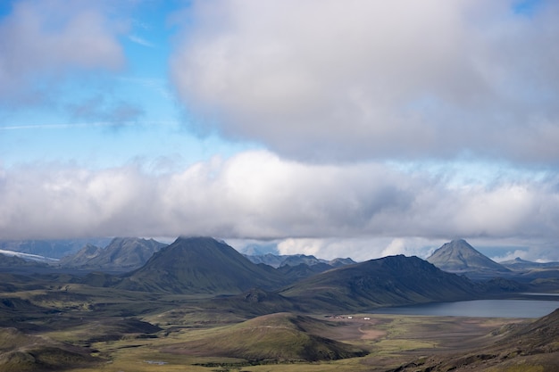 푸른 언덕, 하천 및 호수가있는 산 계곡을 봅니다. Laugavegur 하이킹 코스, 아이슬란드.