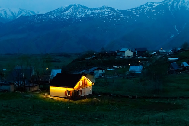 ジョージア州の夜の山の村の眺め