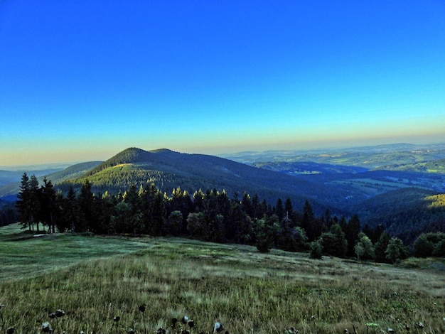 Photo view of mountains against blue sky