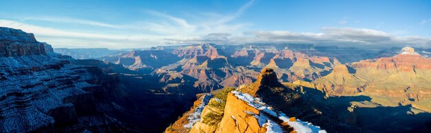 Foto vista delle montagne contro un cielo nuvoloso