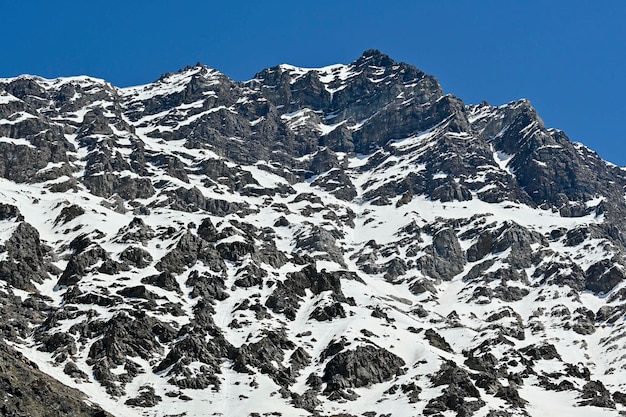 Vista delle montagne della catena montuosa delle ande vicino a portillo in estate
