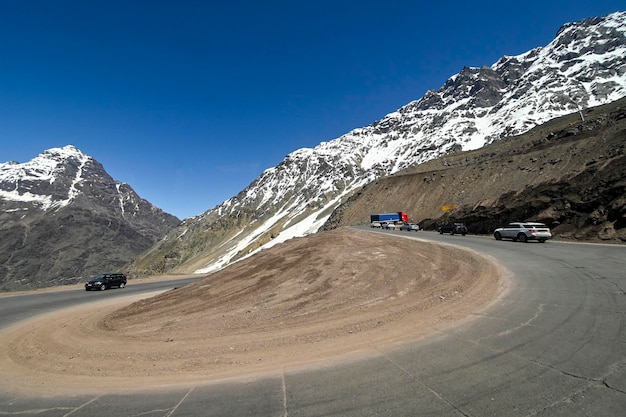 Foto vista delle montagne della catena montuosa delle ande vicino a portillo in estate