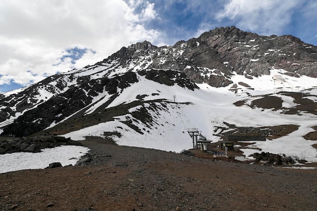 Foto vista delle montagne della catena montuosa delle ande vicino a portillo in estate