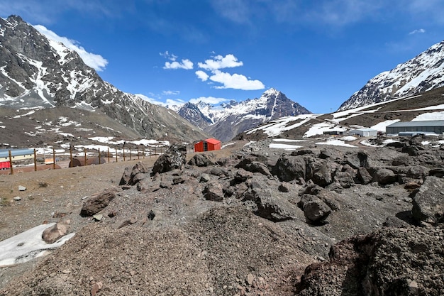 Vista delle montagne della catena montuosa delle ande vicino a portillo in estate