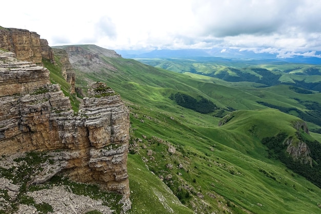 ロシアのカラチャイ・チェルケス共和国の山々とベルマミト高原の眺め。