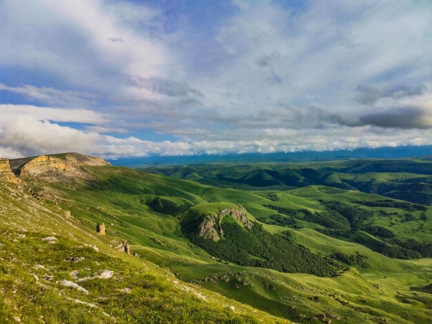 ロシアのカラチャイ・チェルケス共和国の山々とベルマミト高原の眺め。