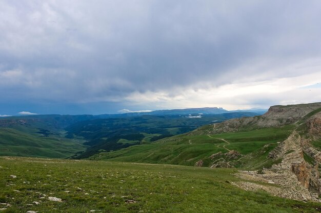 Photo view of the mountains and the bermamyt plateau in the karachaycherkess republic russia