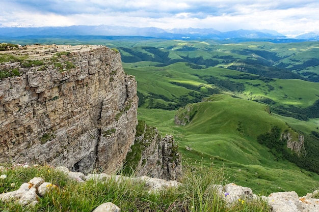 カラチャイ・チェルケス共和国ロシアの山々とベルマミト高原の眺め