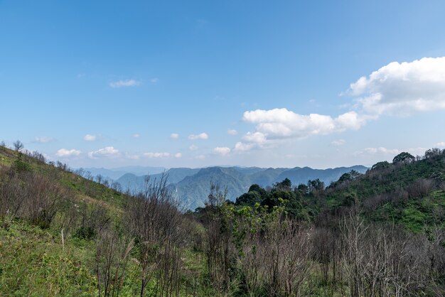 푸른 하늘 아래 산의 모습