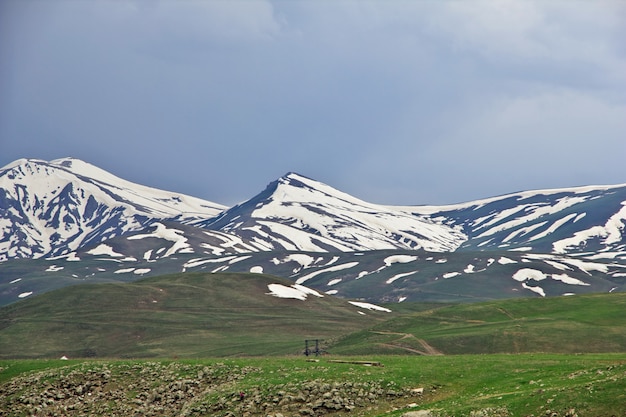 Foto la vista sulle montagne del caucaso, armenia