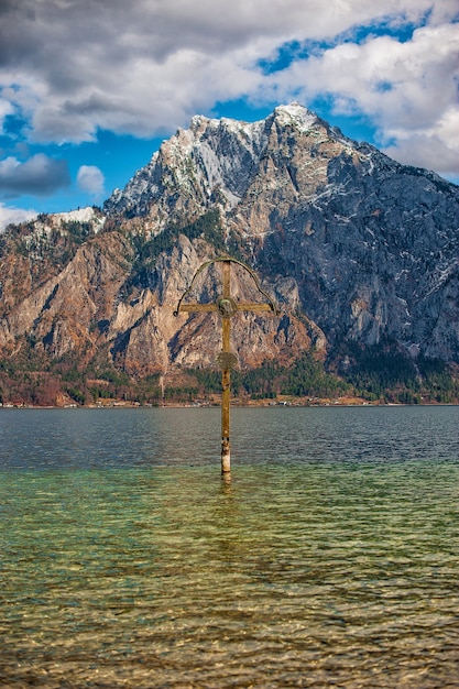 Vista sulle montagne e sul lago nelle alpi