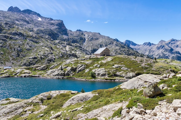 Foto vista del paesaggio delle montagne e di un lago.