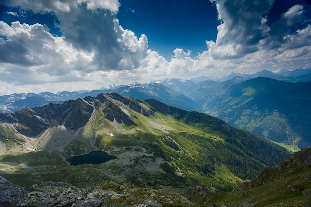 Вид на горы и горное озеро в летнее время