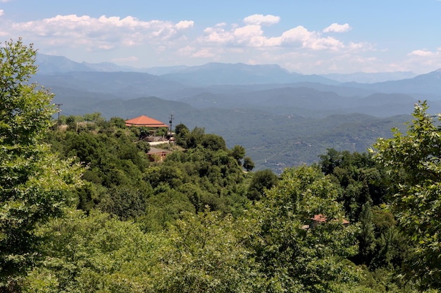 Vista sulle montagne vicino al villaggio