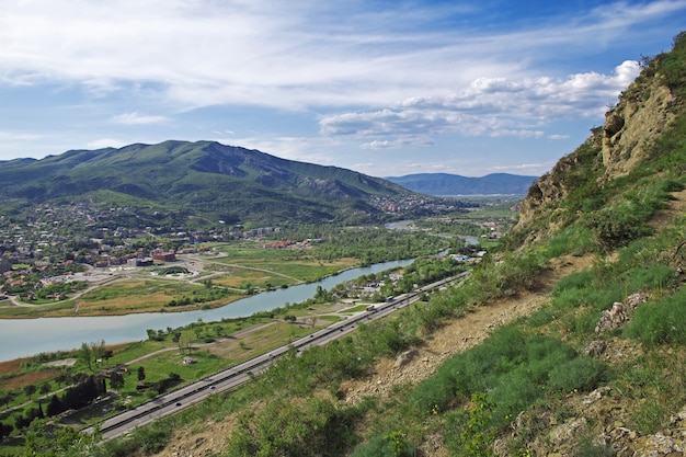 La vista su montagne e fiumi, jvari, georgia