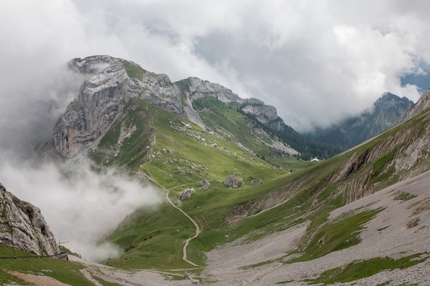 스위스, 유럽, 루체른 국립공원에 있는 필라투스 쿨름(Pilatus Kulm) 꼭대기에서 산의 풍경을 감상하세요. 여름 풍경, 햇살 날씨, 극적인 하늘과 화창한 날