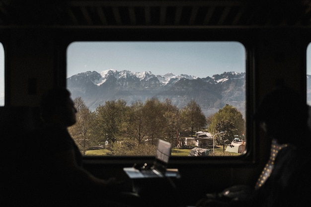 電車の窓からの山々の眺め