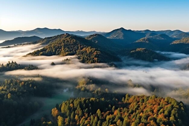 前面に湖がある山の景色