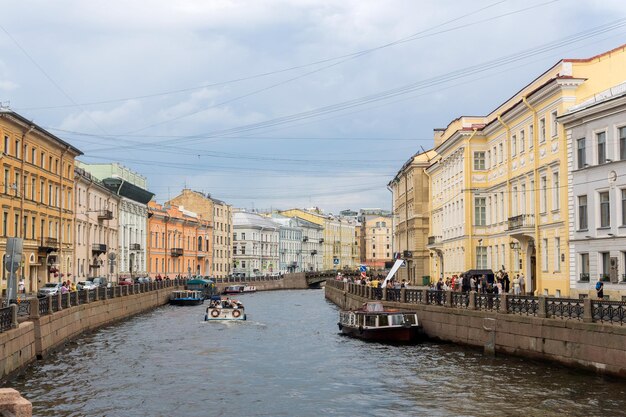 Photo view of the moyka river embankment in the historical center in saint petersburg