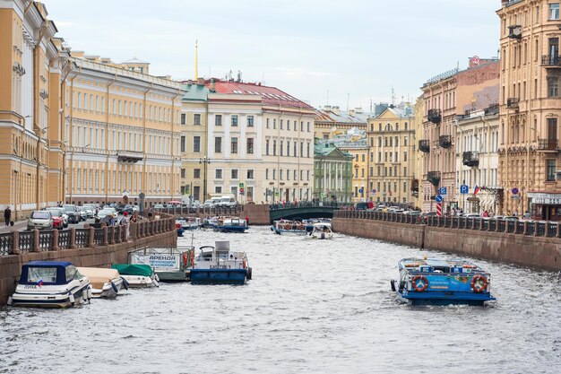 Photo view of the moyka river embankment in the historical center in saint petersburg